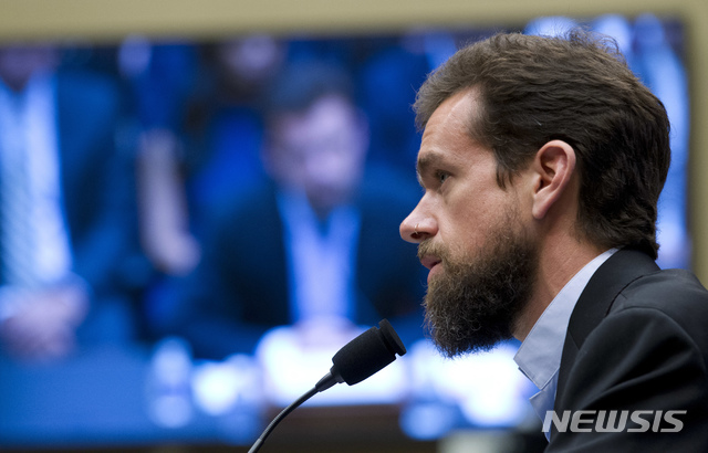 【워싱턴=AP/뉴시스】 잭 도시 트위터 최고경영자(CEO)가 미얀마를 훌륭한 관광지라고 표현해 비난을 사고 있다고 9일(현지시간) BBC가 보도했다. 사진은 올해 9월5일 미국 워싱턴 의회에서 열린 청문회에 참석한 도시. 2018.12.09. 