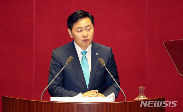 【서울=뉴시스】박영태 기자 = 6일 오전 서울 영등포구 여의도 국회에서 진행된 제364회 국회(정기회) 제4차 본회의에서 김관영 바른미래당 원내대표가 교섭단체 대표연설을 하고 있다. 2018.09.06. since1999@newsis.com