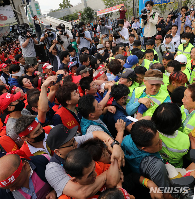 【서울=뉴시스】박주성 기자 = 수협의 구 노량진수산시장 명도 강제집행이 실시된 6일 오전 서울 동작구 노량진수산시장에서 구시장 상인들과 집행 관계자들이 몸싸움을 하고 있다. 2018.09.06.&nbsp; park7691@newsis.com