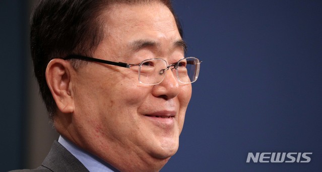 【서울=뉴시스】박진희 기자 = 대북 특사단장인 정의용 국가안보실장이 6일 청와대 춘추관 대브리핑룸에서 방북 결과 브리핑을 하고 있다. 2018.09.06.&nbsp; pak7130@newsis.com 