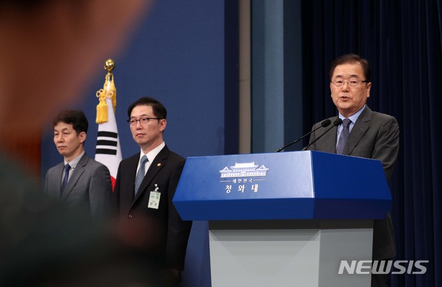 【서울=뉴시스】박진희 기자 = 대북 특사단장인 정의용 국가안보실장이 6일 청와대 춘추관 대브리핑룸에서 방북 결과 브리핑을 마친 후 취재진의 질문에 답변하고 있다. 왼쪽부터 윤건영 국정기획상황실장, 천해성 통일부 차관, 정 안보실장. 2018.09.06. pak7130@newsis.com