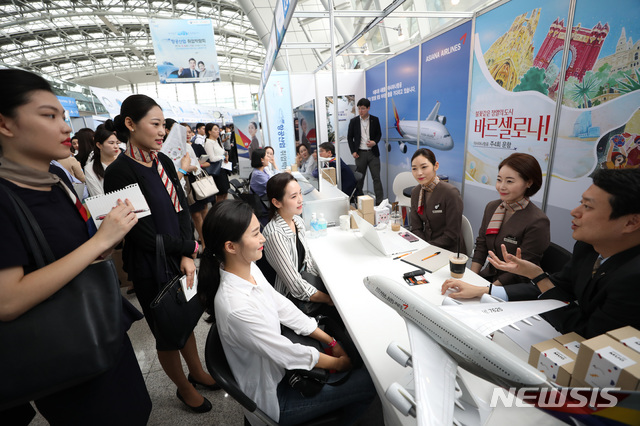 【인천공항=뉴시스】 김진아 기자 = 6일 인천국제공항 교통센터에서 열린 항공산업 취업박람회에서 참석자들이 상담을 받고 있다. 2018.09.06. bluesoda@newsis.com