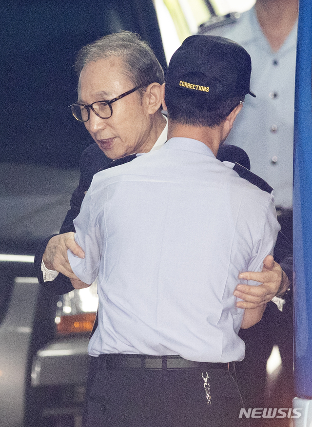 【서울=뉴시스】김선웅 기자 = 이명박 전 대통령이 6일 오후 서울 서초구 서울중앙지법에서 열린 1심 결심공판에 출석하고 있다. 2018.09.06. mangusta@newsis.com