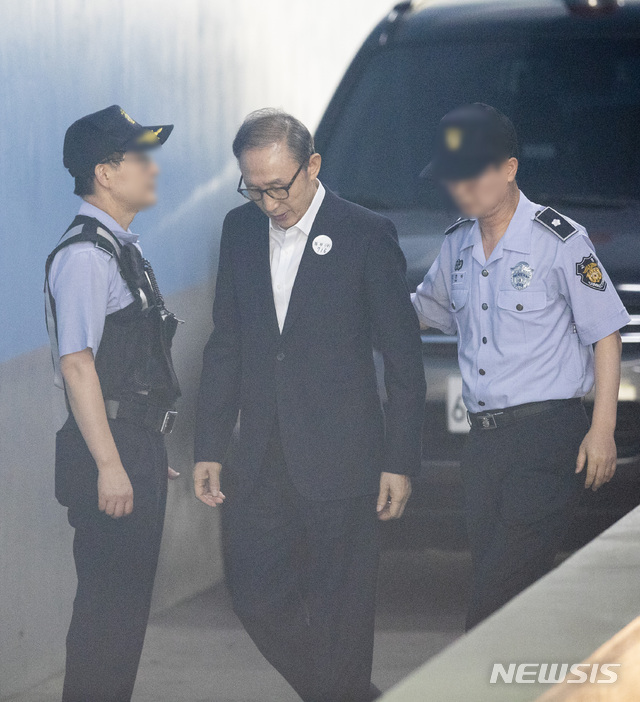 【서울=뉴시스】김선웅 기자 =&nbsp; 이명박 전 대통령이 지난달 6일 오후 서울 서초구 서울중앙지법에서 열린 1심 결심공판에 출석하고 있다. 이 전 대통령은 이달 5일 열린 선고공판에는 TV 생중계 결정에 반발해 나오지 않았다. 2018.10.12. mangusta@newsis.com