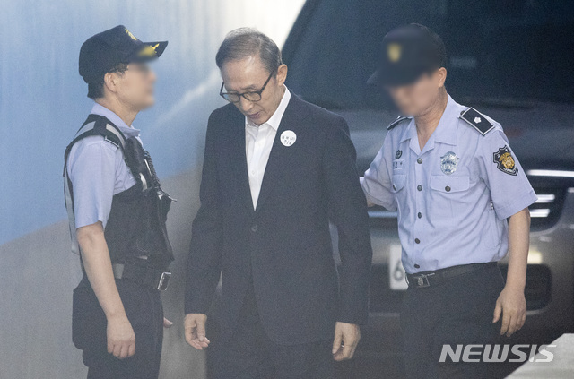 【서울=뉴시스】김선웅 기자 = 이명박 전 대통령이 지난달 6일 오후 서울 서초구 서울중앙지법에서 열린 1심 결심공판에 출석하고 있다. 2018.09.06. mangusta@newsis.com