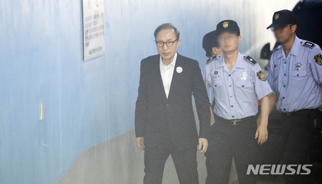 【서울=뉴시스】김선웅 기자 = 이명박 전 대통령이 6일 오후 서울 서초구 서울중앙지법에서 열린 1심 결심공판에 출석하고 있다. 2018.09.06. mangusta@newsis.com