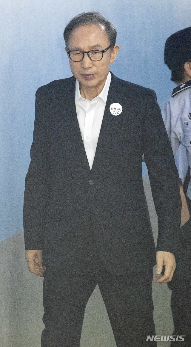 【서울=뉴시스】김선웅 기자 = 이명박 전 대통령이 지난달 6일 오후 서울 서초구 서울중앙지법에서 열린 1심 결심공판에 출석하고 있다. 2018.09.06. mangusta@newsis.com