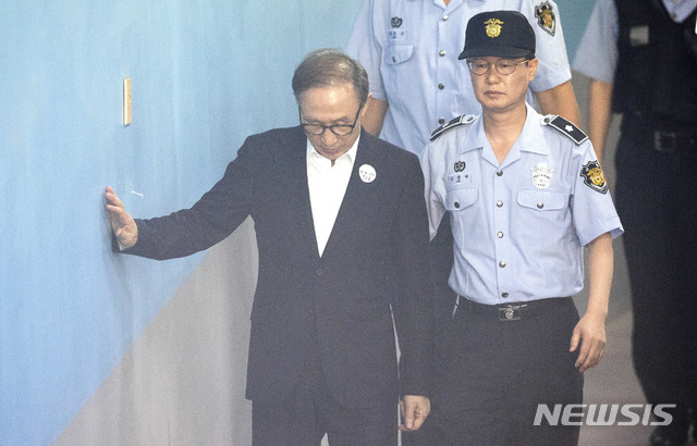 【서울=뉴시스】김선웅 기자 = 이명박 전 대통령이 6일 오후 서울 서초구 서울중앙지법에서 열린 1심 결심공판에 출석하고 있다. 2018.09.06. mangusta@newsis.com