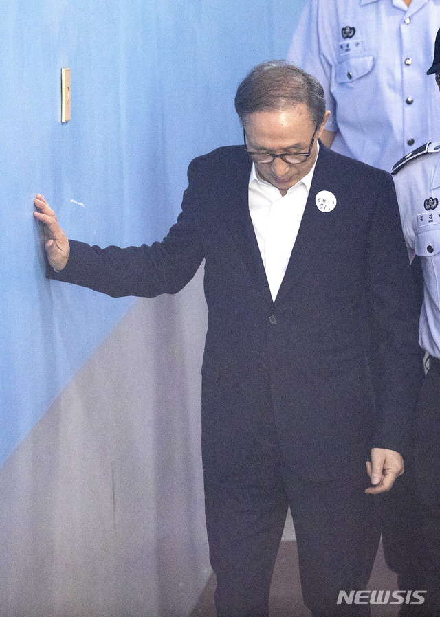 【서울=뉴시스】김선웅 기자 = 이명박 전 대통령이 지난달 6일 오후 서울 서초구 서울중앙지법에서 열린 1심 결심공판을 위해 법원에 들어서고 있다. 이 전 대통령은 이달 5일 열린 선고공판에는 생중계 결정에 불만을 품고 나오지 않았다. 그는 선고공판에서 징역 15년, 벌금 130억원, 추징금 약 82억원을 선고받았다. 2018.10.05. mangusta@newsis.com 