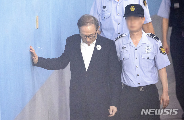 【서울=뉴시스】김선웅 기자 = 이명박 전 대통령이 6일 오후 서울 서초구 서울중앙지법에서 열린 1심 결심공판에 출석하고 있다. 2018.09.06.&nbsp; mangusta@newsis.com 