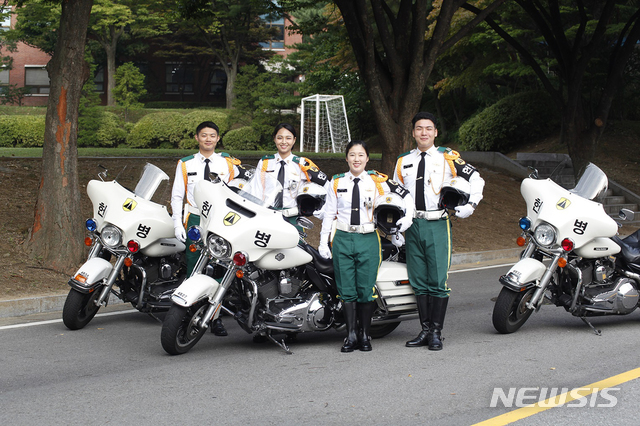 【서울=뉴시스】최동준 기자 = 육군이 여군창설일을 맞아 육군 최초의 여군 MC(Motor Cycle) 승무원 김유경 중위(만 24세, 1994년생)와 장수아 중사(만 32세, 1985년생)가 주목을 받고 있다고 6일 소개했다.사진은 전우들과 함께 헌병 모터사이클 앞에선 김유경 중위(왼쪽 두번째), 장수아 중사(오른쪽 두번째). 2018.09.06. (사진=육군 제공) photo@newsis.com