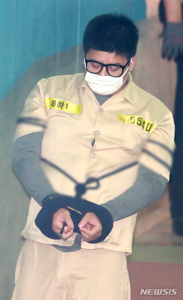 【서울=뉴시스】김선웅 기자 = 딸의 친구를 성추행하고 살해한 혐의로 1심에서 사형 선고를 받은 '어금니 아빠' 이영학 씨가 지난 9월6일 오후 서울 서초구 서울고법에서 열린 항소심 선고 공판에 출석하고 있다. 2018.09.06. mangusta@newsis.com