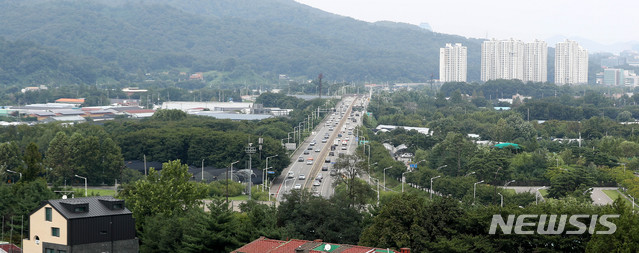 【과천=뉴시스】추상철 기자 = 정부가 서울과 수도권 그린벨트 지역을 풀어서 신규 주택을 추가로 공급하기로 밝혔다 . 6일 오후 신규 주택 후보지로 예상되는 경기도 과천 그린벨트 지역. 2018.09.06.  scchoo@newsis.com