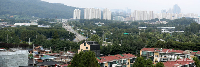 【과천=뉴시스】추상철 기자 = 정부가 서울과 수도권 그린벨트 지역을 풀어서 신규 주택을 추가로 공급하기로 밝혔다 . 6일 오후 신규 주택 후보지로 예상되는 경기도 과천 그린벨트 지역. 2018.09.06.&nbsp; scchoo@newsis.com