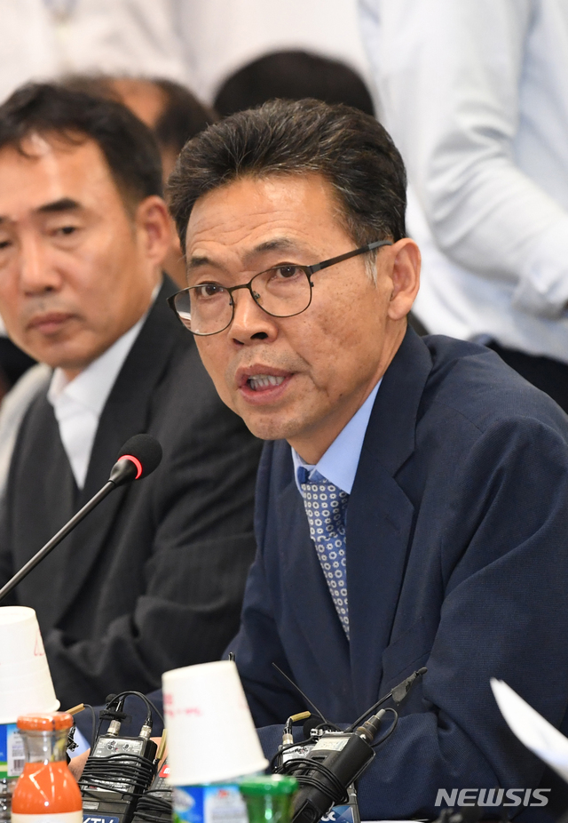 【서울=뉴시스】조성봉 기자 = 6일 서울 종로구 재정개혁특위 대회의실에서 열린 소득주도성장특별위원회 제1차 전체회의에 참석한 홍장표 소득주도성장특별위원회 위원장이 인사말을 하고 있다. 2018.09.06. photo@newsis.com