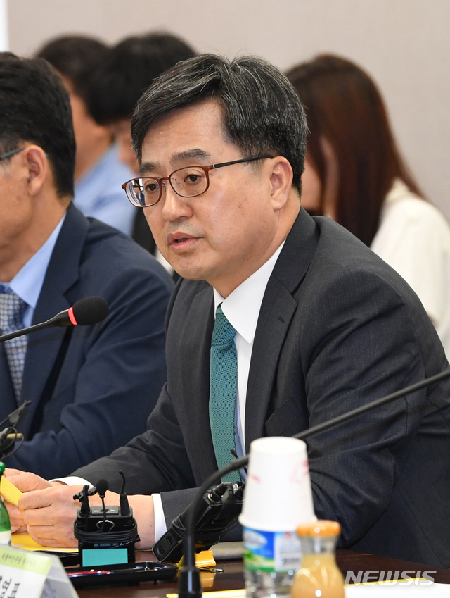 【서울=뉴시스】조성봉 기자 = 6일 서울 종로구 재정개혁특위 대회의실에서 열린 소득주도성장특별위원회 제1차 전체회의에 참석한 김동연 경제부총리 겸 기획재정부 장관이 축사하고 있다. 2018.09.06. photo@newsis.com