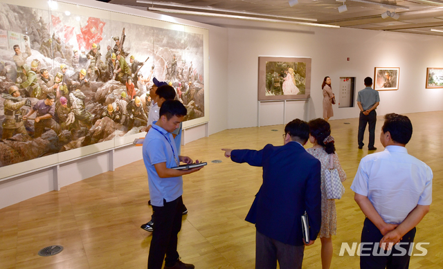 【광주=뉴시스】류형근 기자 = '상상된 경계들(Imagined borders)' 2018광주비엔날레가 프레스 오픈하고 66일 대장정에 돌입한 가운데 관심을 받고 있는 북한작품이 6일 오후 광주 동구 국립아시아문화전당 문화창조원에서 공개되고 있다. 2018광주비엔날레는 7일부터 일반공개돼 11월11일까지 광주비엔날레관과 문화전당 등 광주 곳곳에서 43개국 165명 작가의 작품 300여점을 선보인다. 2018.09.06. hgryu77@newsis.com