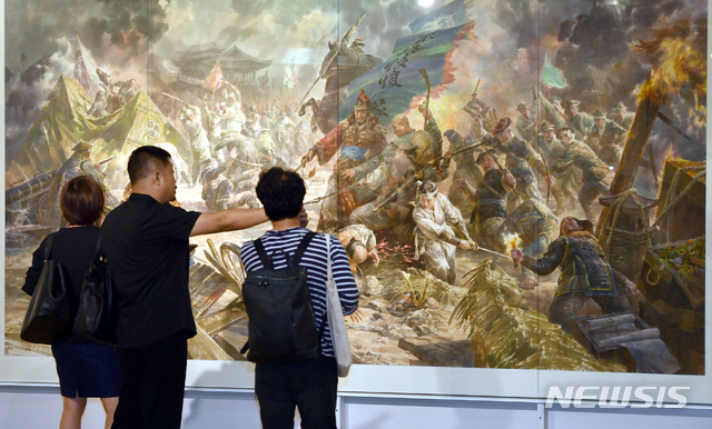 【광주=뉴시스】류형근 기자 = '상상된 경계들(Imagined borders)' 2018광주비엔날레가 프레스 오픈하고 66일 대장정에 돌입한 가운데 관심을 받고 있는 북한작품이 6일 오후 광주 동구 국립아시아문화전당 문화창조원에서 공개되고 있다. 2018광주비엔날레는 7일부터 일반공개돼 11월11일까지 광주비엔날레관과 문화전당 등 광주 곳곳에서 43개국 165명 작가의 작품 300여점을 선보인다. 2018.09.06. hgryu77@newsis.com