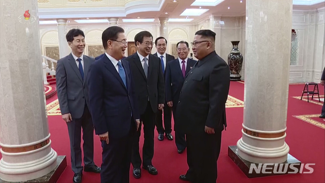 【서울=뉴시스】6일 북한 조선중앙TV가 정의용 청와대 국가안보실장을 수석으로 하는 대북 특사단의 김정은 위원장 면담 장면을 공개했다. 2018.09.06. (사진=조선중앙TV 캡쳐)&nbsp; photo@newsis.com
