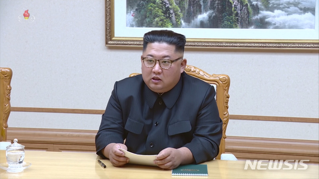 【서울=뉴시스】6일 북한 조선중앙TV가 정의용 청와대 국가안보실장을 수석으로 하는 대북 특사단의 김정은 위원장 면담 장면을 공개했다. 2018.09.06. (사진=조선중앙TV 캡쳐)&nbsp; photo@newsis.com
