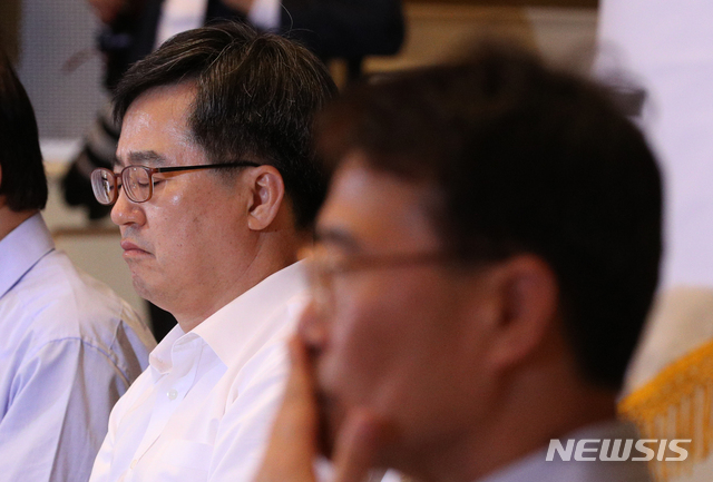 【서울=뉴시스】박진희 기자 = 김동연(왼쪽) 기획재정부 장관과 장하성 정책실장이 6일 청와대 영빈관에서 열린 포용국가전략회의에 참석하여 주제발표를 경청하고 있다. 2018.09.06. pak7130@newsis.com