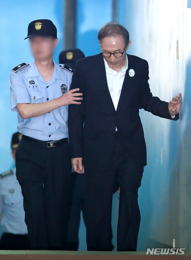 【서울=뉴시스】김선웅 기자 = 이명박 전 대통령이 지난달 6일 오후 서울 서초구 서울중앙지법에서 열린 1심 결심공판에서 징역 20년을 구형받은 후 법원을 나서고 있다. 2018.09.06. mangusta@newsis.com