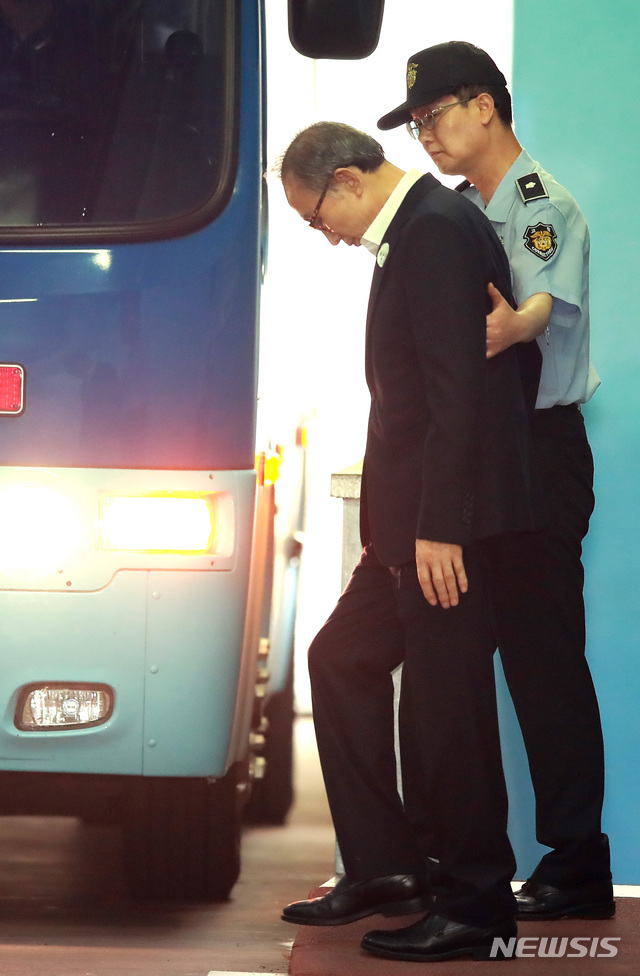 【서울=뉴시스】김선웅 기자 = 이명박 전 대통령이 지난달 6일 오후 서울 서초구 서울중앙지법에서 열린 1심 결심공판에서 징역 20년을 구형받은 후 법원을 나서고 있다. 이 전 대통령은 5일 열린 선고공판에는 생중계 결정에 불만을 품고 나오지 않았다. 그는 이날 다스 실소유주로 인정되면서 징역 15년을 선고받았다. 2018.10.05. mangusta@newsis.com 