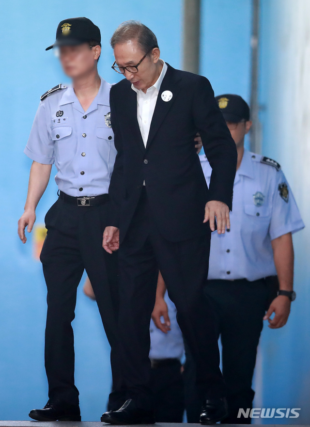 【서울=뉴시스】김선웅 기자 = 이명박 전 대통령이 지난달 6일 오후 서울 서초구 서울중앙지법에서 열린 1심 결심공판에서 징역 20년을 구형받은 후 법원을 나서고 있다. 2018.09.06. mangusta@newsis.com