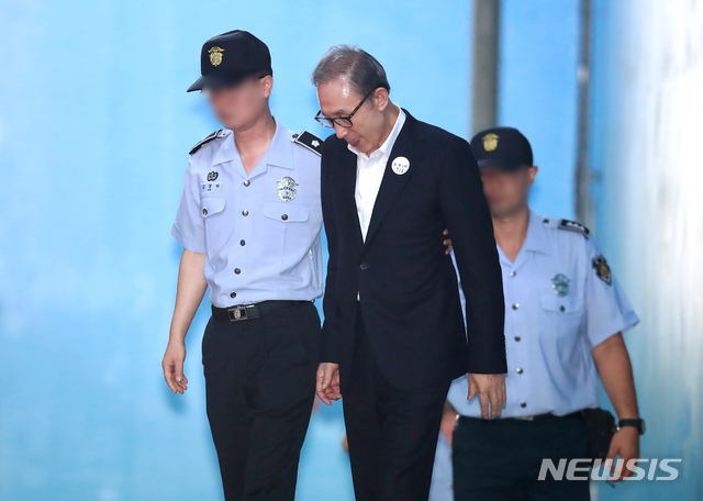 【서울=뉴시스】김선웅 기자 = 이명박 전 대통령이 지난달 6일 오후 서울 서초구 서울중앙지법에서 열린 1심 결심공판에서 징역 20년을 구형받은 후 법원을 나서고 있다. 2018.09.06. mangusta@newsis.com