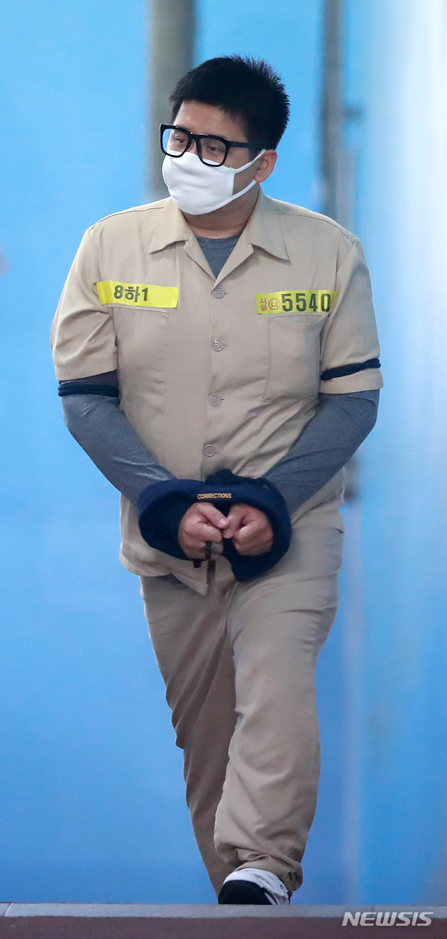 【서울=뉴시스】김선웅 기자 = 딸의 친구를 성추행하고 살해한 혐의로 1심에서 사형을 선고받은 '어금니 아빠' 이영학이 6일 오후 서울 서초구 서울고법에서 열린 2심 선고공판에서 무기징역으로 감형된 후 법원을 나서고 있다. 2018.09.06. mangusta@newsis.com