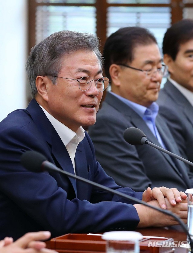 【서울=뉴시스】전신 기자 = 문재인 대통령이 6일 청와대 여민관에서 임종석 비서실장 주재로 열린 평양 남북정상회담 준비위원회 전체회의에 참석해 격려 발언하고 있다. 2018.09.06. photo1006@newsis.com