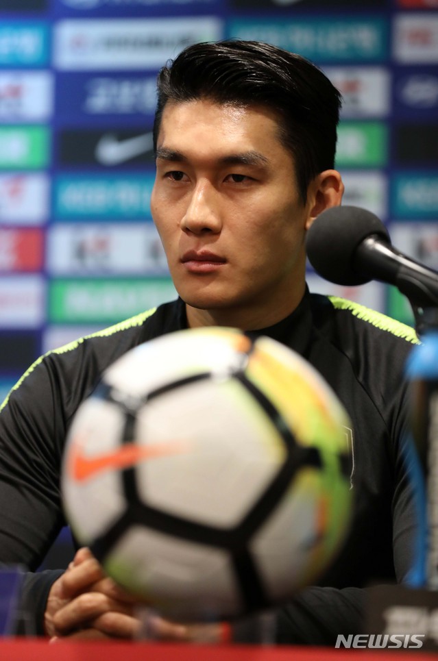 【고양=뉴시스】고범준 기자 = 한국 축구 국가대표팀 이용이 코스타리카와 평가전을 하루 앞둔 6일 오후 경기 고양시 일산서구 고양종합운동장에서 열린 공식기자회견에서 파울루 벤투 감독의 발언을 듣고 있다. 한국 축구대표팀은 오는 7일 코스타리카(고양종합운동장), 11일 칠레(수원월드컵경기장)와 평가전을 치른다. 2018.09.06. bjko@newsis.com