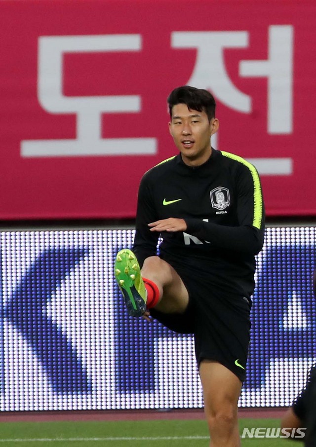 【고양=뉴시스】고범준 기자 = 한국 축구 국가대표팀 손흥민이 코스타리카와 평가전을 하루 앞둔 6일 오후 경기 고양시 일산서구 고양종합운동장에서 훈련을 하고 있다. 한국 축구대표팀은 오는 7일 코스타리카(고양종합운동장), 11일 칠레(수원월드컵경기장)와 평가전을 치른다. 2018.09.06. bjko@newsis.com