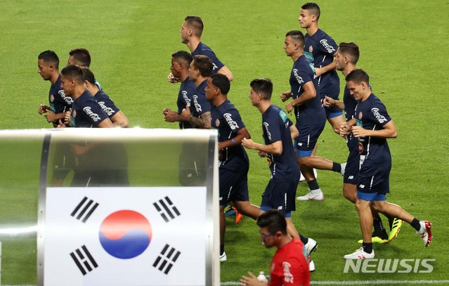 【고양=뉴시스】고범준 기자 = 코스타리카 축구대표팀 선수들이 대한민국과의 평가전을 하루 앞둔 6일 오후 경기 고양시 일산서구 고양종합운동장에서 가벼운 런닝을 하며 훈련을 하고 있다. 2018.09.06. bjko@newsis.com