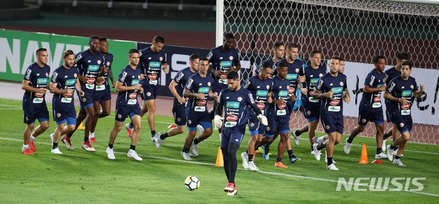 【고양=뉴시스】고범준 기자 = 코스타리카 축구대표팀 선수들이 대한민국과의 평가전을 하루 앞둔 6일 오후 경기 고양시 일산서구 고양종합운동장에서 가벼운 런닝을 하며 훈련을 하고 있다. 2018.09.06. bjko@newsis.com