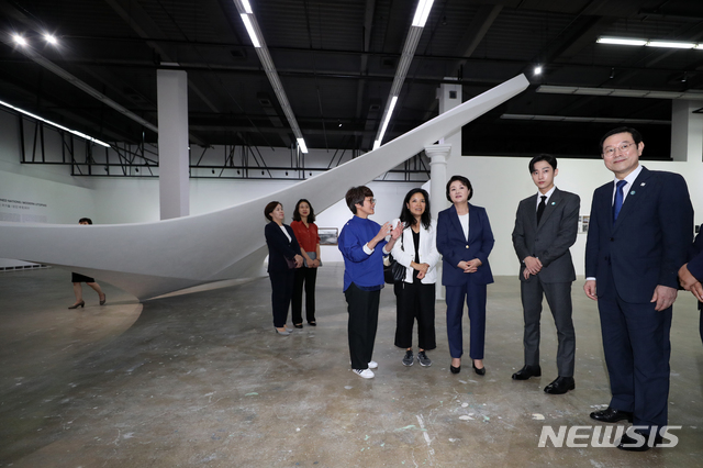 【광주=뉴시스】류형근 기자 = 문재인 대통령 부인 김정숙 여사가 6일 오후 광주 북구 용봉동 광주비엔날레관에서 개막한 2018광주비엔날레를 찾아 홍보대사 진영 등과 함께 작품을 관람하고 있다. 2018.09.06. hgryu77@newsis.com