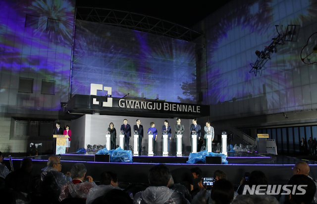 【광주=뉴시스】전신 기자 = 문재인 대통령 부인 김정숙 여사가 6일 광주 북구 비엔날레전시관 광장에서 열린 2018 광주 비엔날레 개막식에서 개막을 알리는 점등식을 하고 있다. 왼쪽부터 그라티야 가위윙 큐레이터, 김동찬 광주시의회 의장, 나종민 문체부 1차관, 김선정 비엔날레 재단 대표이사, 김 여사, 진영 홍보대사, 이용섭 광주시장, 황영성 원로작가. 2018.09.06. photo1006@newsis.com