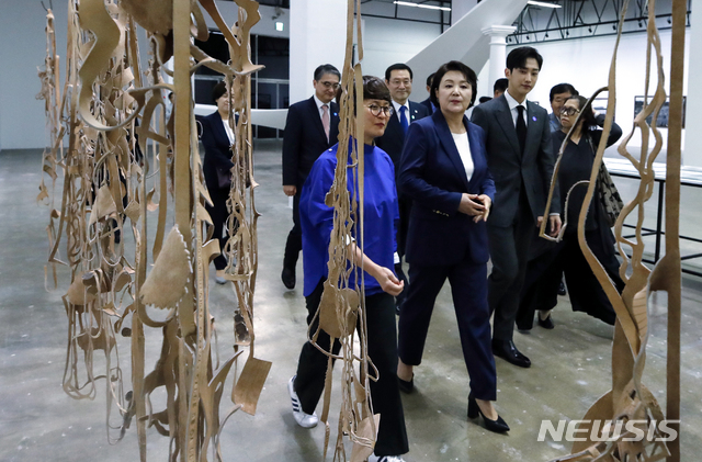 【광주=뉴시스】전신 기자 = 문재인 대통령 부인 김정숙 여사가 6일 밤 광주광역시 북구 비엔날레전시관 광장에서 열린 2018 광주비엔날레 개막식을 마친 뒤 전시장에 들러 작품을 살펴보고 있다. 2018.09.06. photo1006@newsis.com