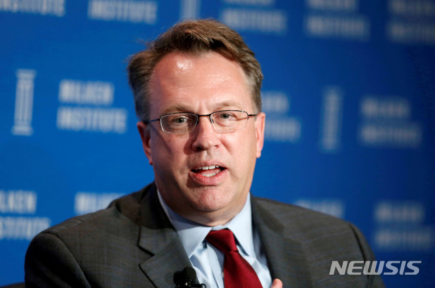 【서울=뉴시스】 존 윌리엄스 뉴욕 연방준비은행(연은)는 6일(현지시간) 뉴욕 버펄로 연설 후 가진 기자회견에서 "우리는 금리를 현재 기조보다 좀 더 빨리 올려야 한다는 필요성은 느끼지 못하고 있다. 현재의 경로는 훌륭한 것이다. 금리를 점진적으로 정상화한다는 경로로 가야 한다"라고 말했다. 그는 미국 경제는 현재 과열도 아니고 둔화기미도 보이지 않는 “골디락스” 상태이라는 진단을 내놓았다. <출처: 구글> 2018.09.07. 