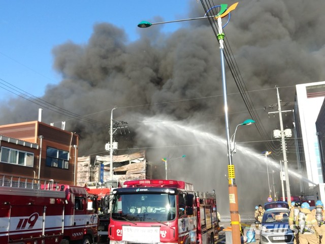 【인천=뉴시스】 이정용 기자 = 7일 오후 3시14분께 인천 서구 석남동 한 가구창고에서 불이 나 소방당국이 진화작업을 벌이고 있다. 소방당국은 화재 1시간 20여분 만에 대응 최고단계인 3단계를 발령했다. 2018.09.07.&nbsp; stay@newsis.com 