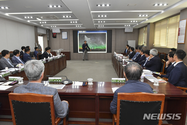 【정선=뉴시스】김태식 기자 = 7일 강원 정선군이 천체입자 물리학 분야 연구를 통한 우리나라 기초과학 발전을 위한 기초과학연구원 우주입자연구센터시설 구축을 위한 설명회를 개최하고 있다. 2018.09.07.(사진=정선군청 제공) photo＠newsis.com