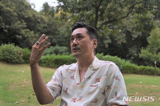 [수원=뉴시스] 조성필 기자 = 7일 경기 수원시 광교호수공원에서 열린 '수원재즈페스티벌' 공연을 앞두고 JK김동욱이 인터뷰를 진행하고 있다. 2018.09.08 (사진=조성필 기자) gatozz@hanmail.net