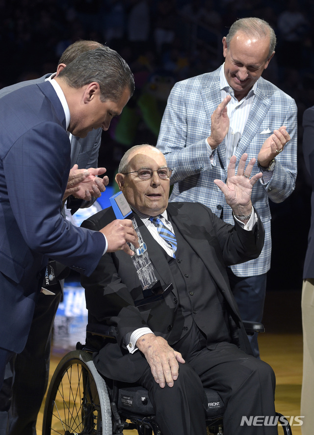 【올랜도( 미 플로리다주)= AP/뉴시스】차미례 기자 = 암웨이 설립자 겸 올랜도 매직 팀의 구단주 리처드 디보스(가운데)가 2016년 3월 29일 아들 딕 디보스(오른쪽)의 박수를 받으며 올랜도 매직 명예의 전당으로 들어서고 있다.&nbsp;&nbsp; 