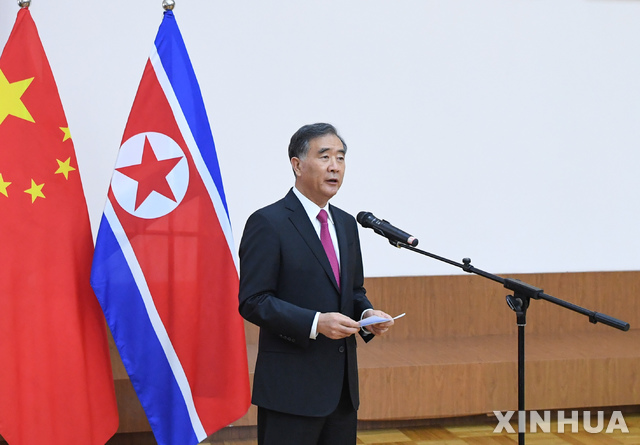 【베이징=신화/뉴시스】6일 중국 권력서열 4위의 왕양(汪洋) 정치협상회의 주석이 베이징 주재 중국대사관에서 북한 정권 수립 70주년(9·9절) 기념 리셉션에 축하를 하고 있다. 왕 주석은 북중 양국은 관계를 더욱 강화해야 한다고 밝혔다. 2018.09.07