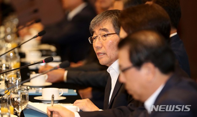 【서울=뉴시스】추상철 기자 = 윤석헌 금융감독원장이 지난 7일 오전 서울 중구 은행회관에서 열린 보험회사 CEO 간담회에 모두발언을 하고 있다. 2018.09.18.scchoo@newsis.com