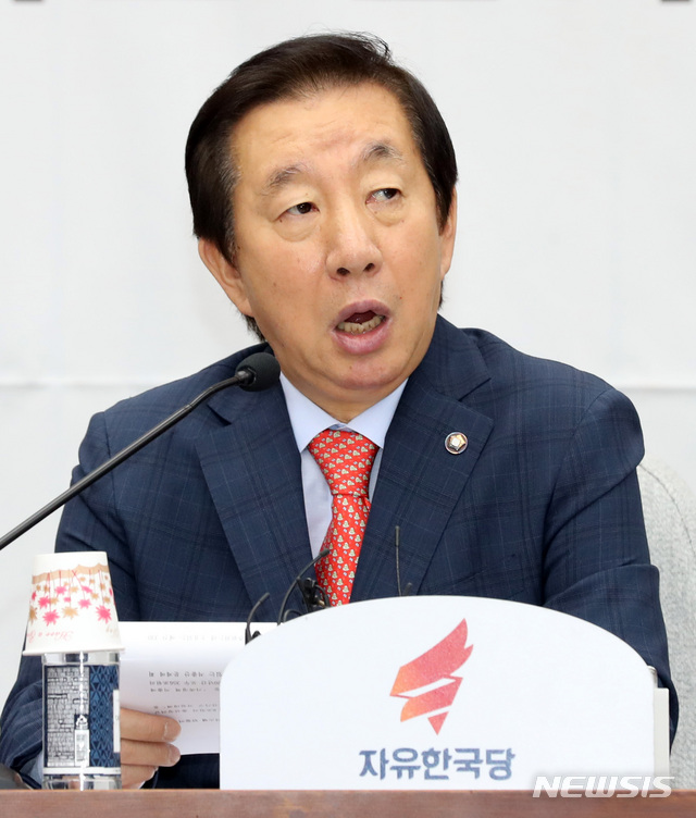 【서울=뉴시스】박영태 기자 = 7일 오전 서울 영등포구 여의도 국회에서 진행된 자유한국당 원내대책회의에서 김성태 원내대표가 발언하고 있다. 2018.09.07.since1999@newsis.com