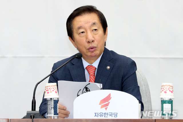 【서울=뉴시스】박영태 기자 = 7일 오전 서울 영등포구 여의도 국회에서 진행된 자유한국당 원내대책회의에서 김성태 원내대표가 발언하고 있다. 2018.09.07.since1999@newsis.com
