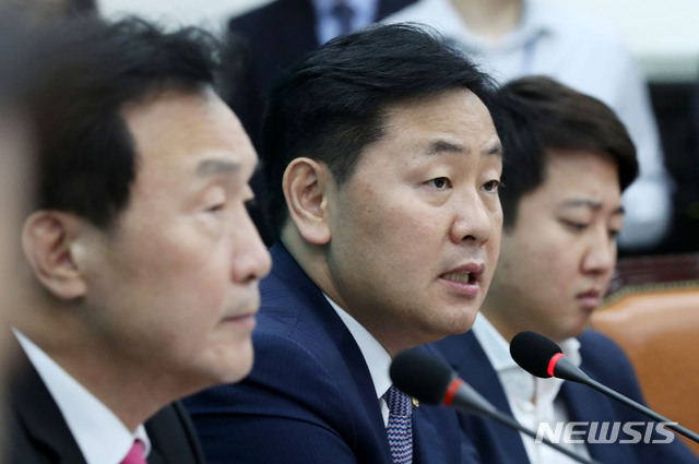 【서울=뉴시스】홍효식 기자 = 바른미래당 김관영 원내대표가 7일 오전 서울 여의도 국회에서 열린 최고위원회의에 참석해 모두발언을 하고 있다, 왼쪽부터 손학규 대표, 김관영 원내대표, 이준석 최고위원. 2018.09.07. yesphoto@newsis.com