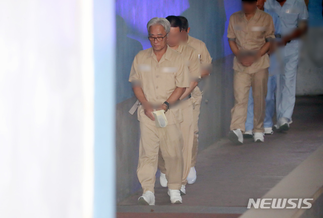 【서울=뉴시스】고승민 기자 = 극단 단원 성폭력 혐의를 받는 이윤택 전 연희단거리패 예술감독이 11차 공판을 위해 7일 오전 서울중앙지방법원 법정으로 향하고 있다. 2018.09.07. kkssmm99@newsis.com 