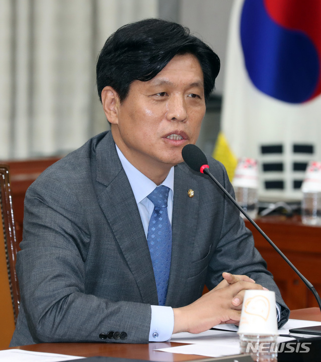 【서울=뉴시스】박영태 기자 = 7일 오전 서울 영등포구 여의도 국회에서 진행된 국회 교육위원회 전체회의에서 조승래 더불어민주당 간사가 인사말을 하고 있다. 2018.09.07.since1999@newsis.com